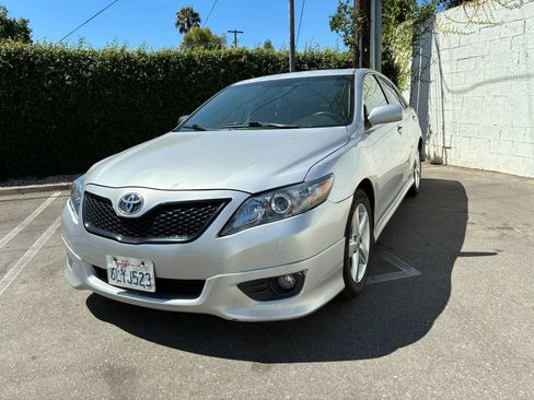 Used 2011 Toyota Camry SE w/ SE Extra-Value Pkg #1 FWD image 2