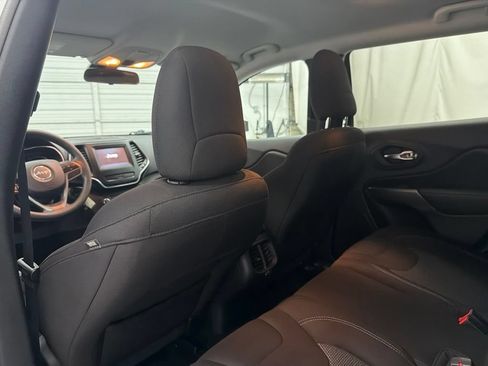Used 2020 Jeep Cherokee Latitude FWD image 19