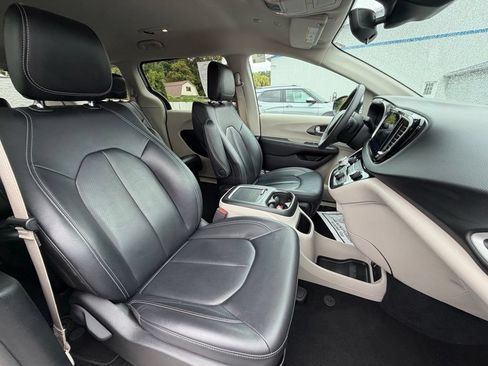 Used 2024 Chrysler Pacifica Touring-L FWD image 19