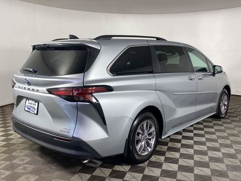 Used 2021 Toyota Sienna XLE AWD/4WD image 24