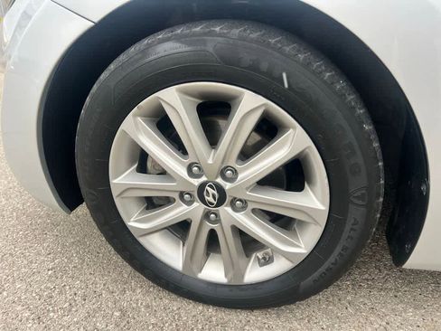 Used 2015 Hyundai Elantra SE w/ Option Group 03 image 10