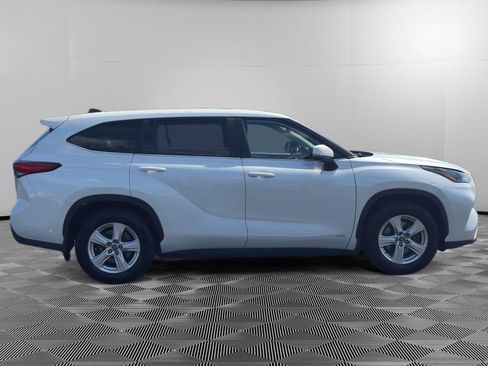 Used 2023 Toyota Highlander LE AWD/4WD image 8