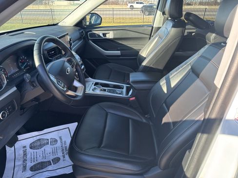 Used 2024 Ford Explorer XLT w/ Equipment Group 202A image 9