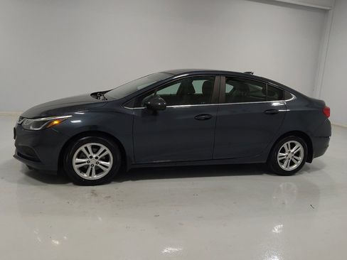 Used 2017 Chevrolet Cruze LT image 2