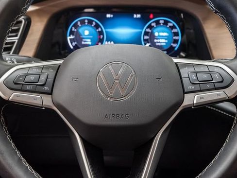 Used 2025 Volkswagen Atlas SE AWD/4WD image 11