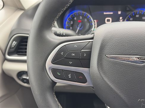Used 2022 Chrysler Pacifica Touring-L FWD image 23