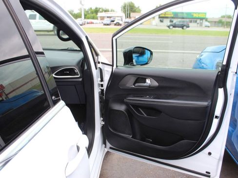 Used 2025 Chrysler Pacifica Select FWD image 10