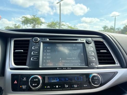 Used 2017 Toyota Highlander XLE AWD/4WD image 22