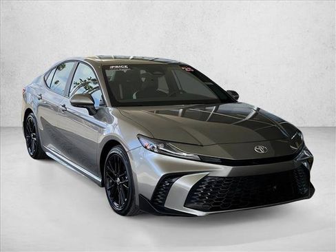 Used 2025 Toyota Camry SE image 5