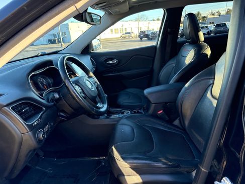 Used 2019 Jeep Cherokee Trailhawk image 15