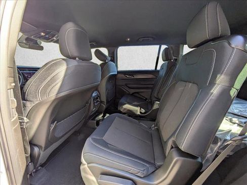 New 2025 Jeep Grand Cherokee L Laredo image 17