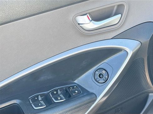 Used 2016 Hyundai Santa Fe SE image 18