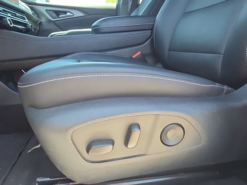 Used 2025 Chevrolet Traverse LT FWD image 13