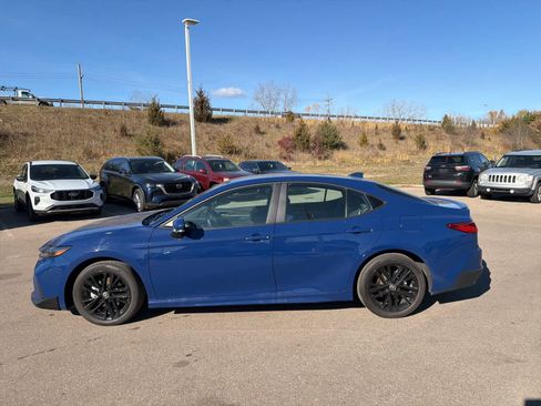 Used 2025 Toyota Camry SE image 30