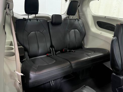Used 2019 Chrysler Pacifica Limited FWD image 32