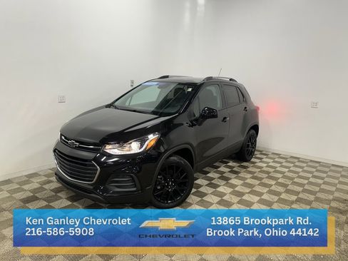 Certified 2022 Chevrolet Trax LT w/ Midnight Edition image 1