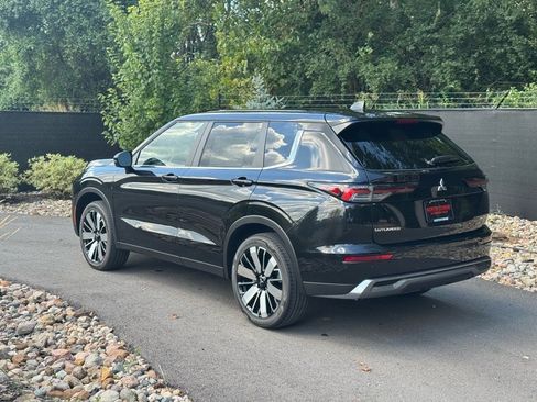 New 2025 Mitsubishi Outlander SE image 3