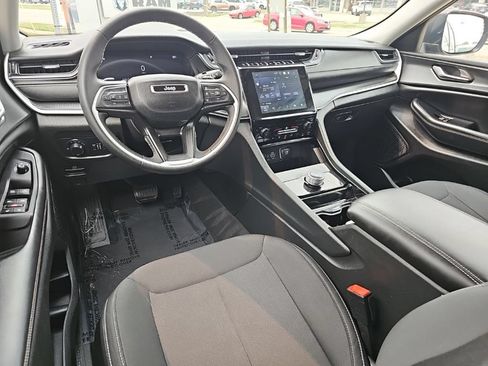 Used 2023 Jeep Grand Cherokee Laredo AWD/4WD image 17