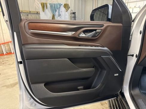 Used 2022 GMC Yukon XL Denali w/ Denali Premium Package image 12