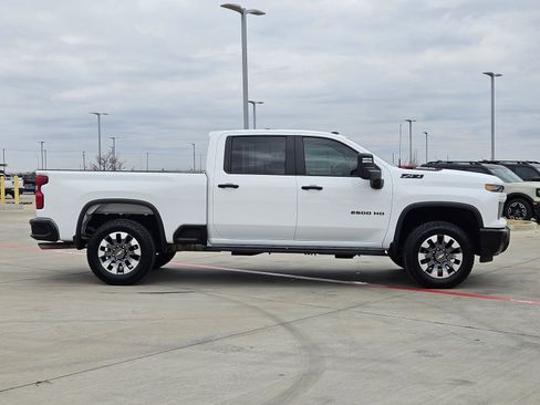 Used 2024 Chevrolet Silverado 2500 Custom w/ Custom Value Package image 9