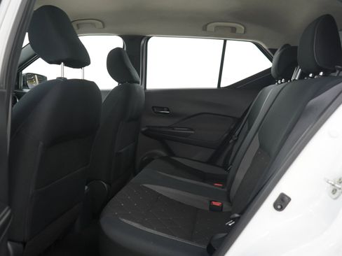 Used 2018 Nissan Kicks SV FWD image 13