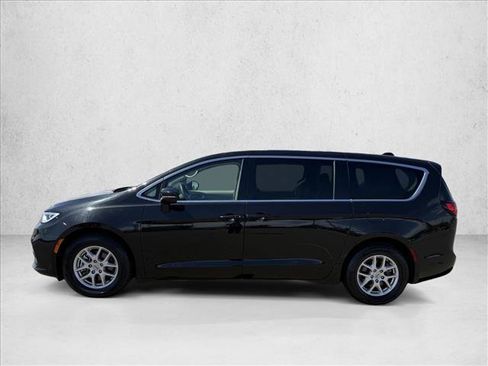 Used 2023 Chrysler Pacifica Touring-L FWD image 9