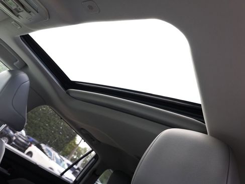 Used 2023 Toyota Highlander XLE FWD image 16