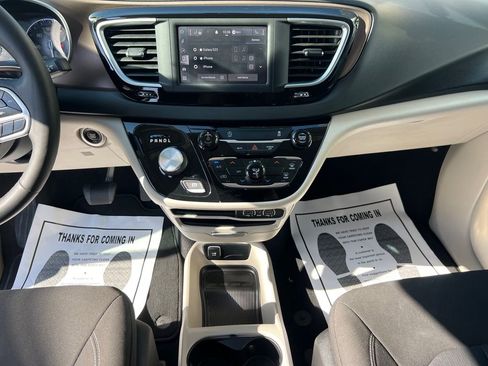 Used 2022 Chrysler Voyager LX image 22