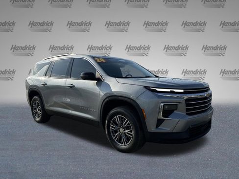 Used 2024 Chevrolet Traverse LT image 2