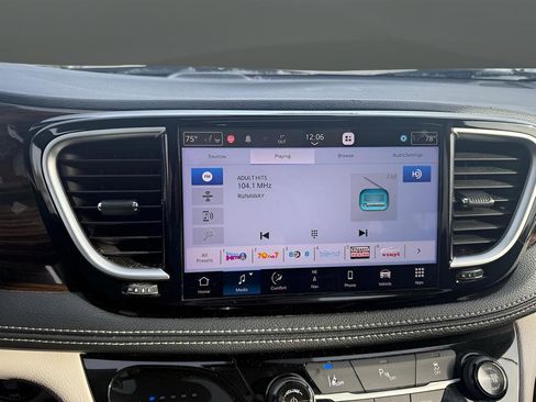 Used 2023 Chrysler Pacifica Limited image 18