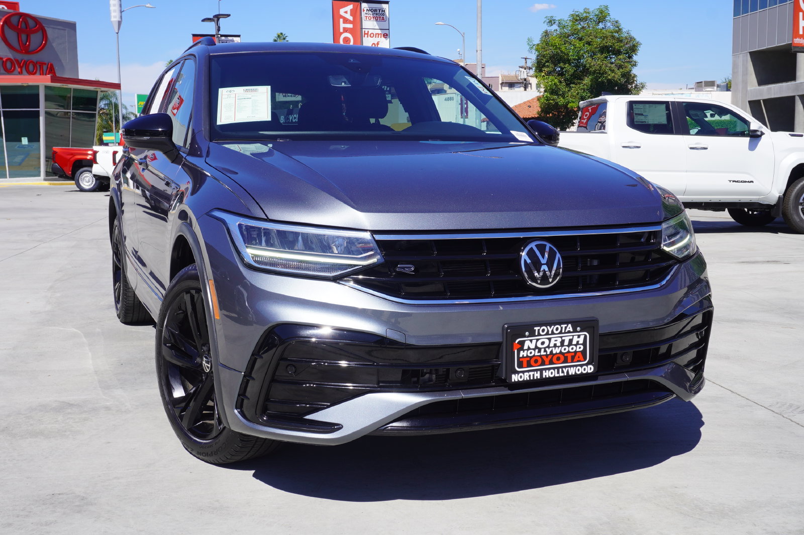 Used 2023 Volkswagen Tiguan SE R-Line AWD/4WD image 2