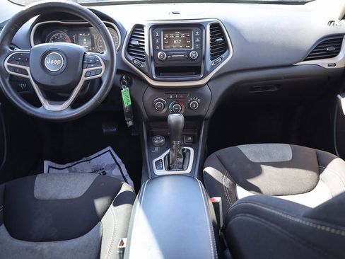 Used 2018 Jeep Cherokee Latitude AWD/4WD image 17