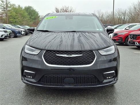 Used 2024 Chrysler Pacifica Touring-L image 2