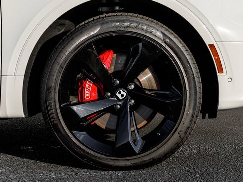 Used 2025 Bentley Bentayga image 9