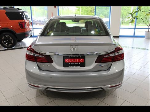 Used 2017 Honda Accord Touring image 6