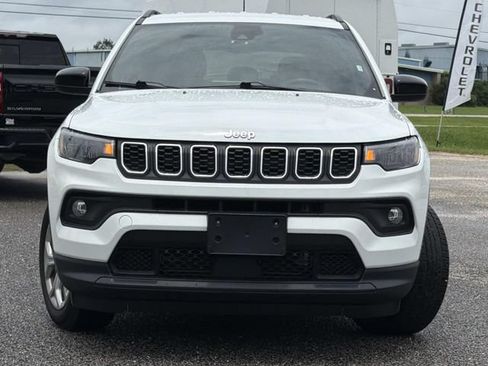 Used 2024 Jeep Compass Latitude AWD/4WD image 4