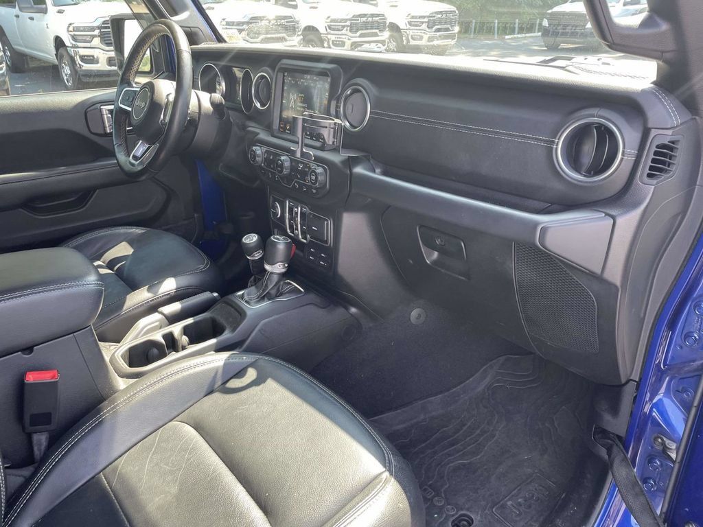 Used 2018 Jeep Wrangler Unlimited Sahara AWD/4WD image 11