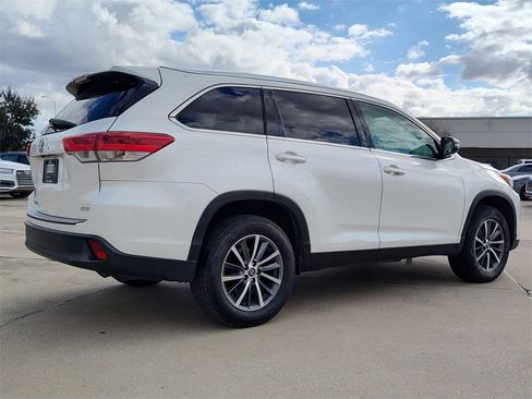 Used 2019 Toyota Highlander SE image 11