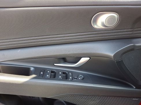 Used 2024 Hyundai Elantra Limited image 13