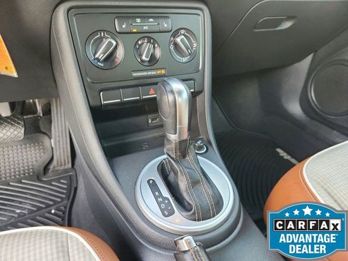 Used 2017 Volkswagen Beetle 1.8T Classic FWD image 24