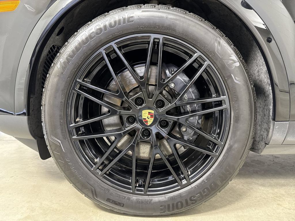 Certified 2024 Porsche Cayenne Coupe AWD/4WD image 13