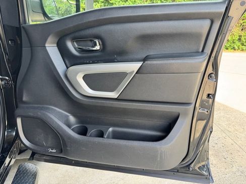 Used 2019 Nissan Titan SL image 11