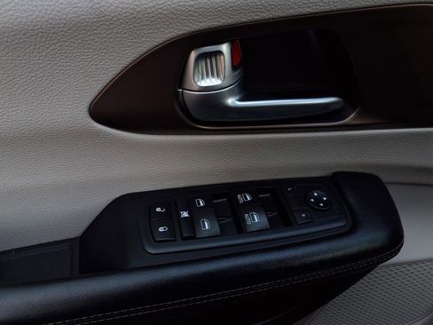 Used 2017 Chrysler Pacifica Touring-L FWD image 17