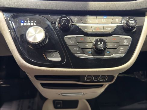 Used 2023 Chrysler Pacifica Touring-L FWD image 31