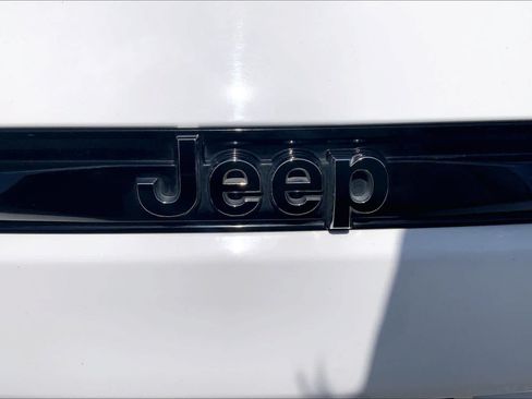 Used 2023 Jeep Grand Cherokee Limited AWD/4WD image 31