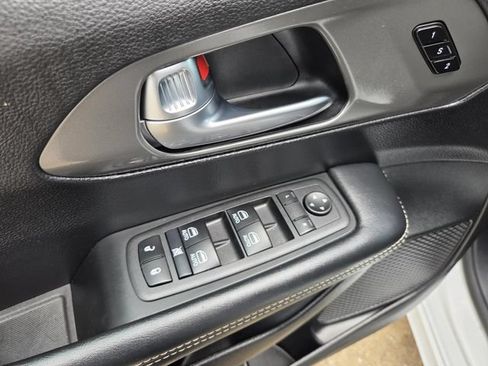 Used 2025 Chrysler Pacifica Select FWD image 5
