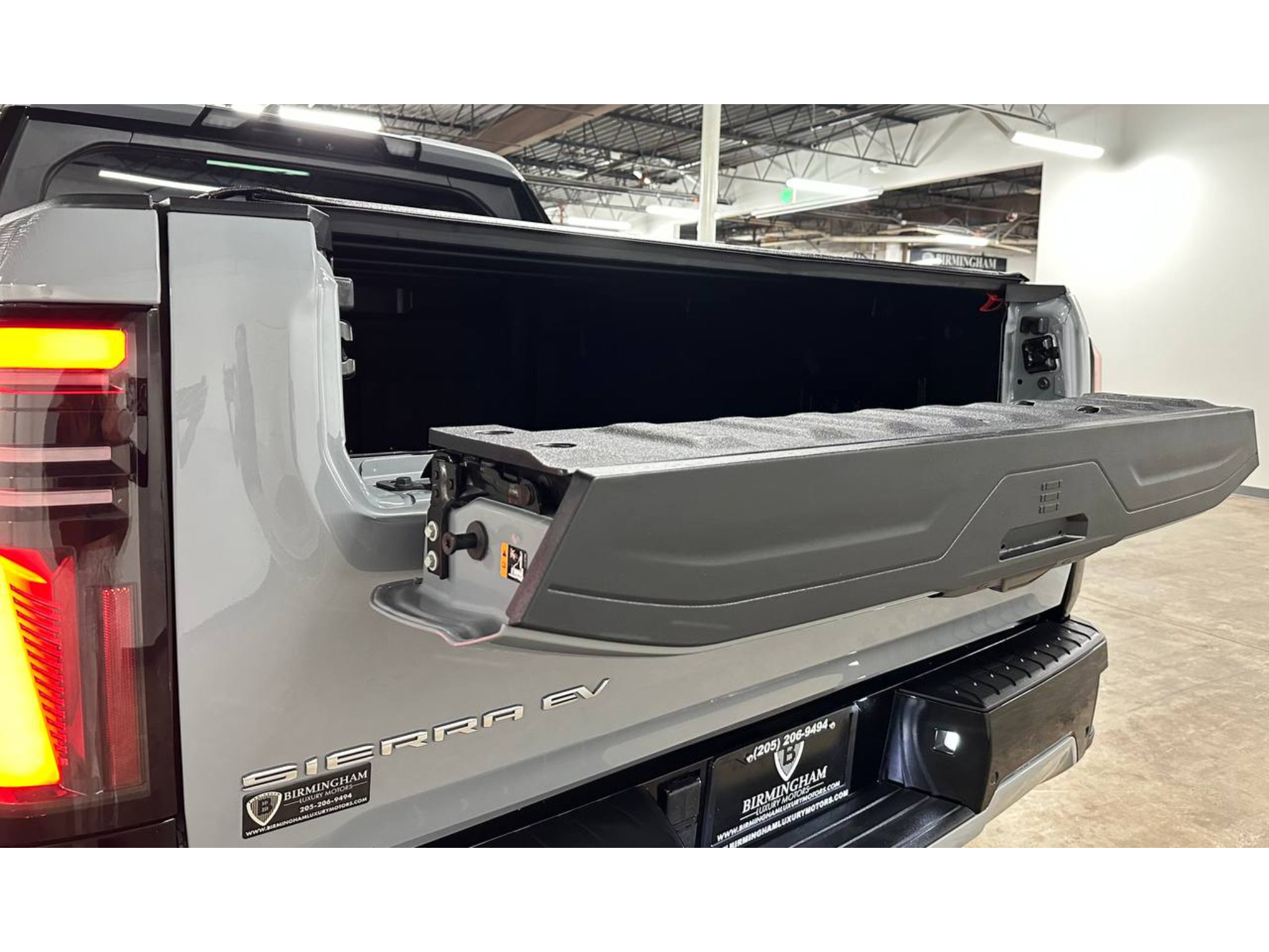 Used 2024 GMC Sierra EV Denali AWD/4WD image 15