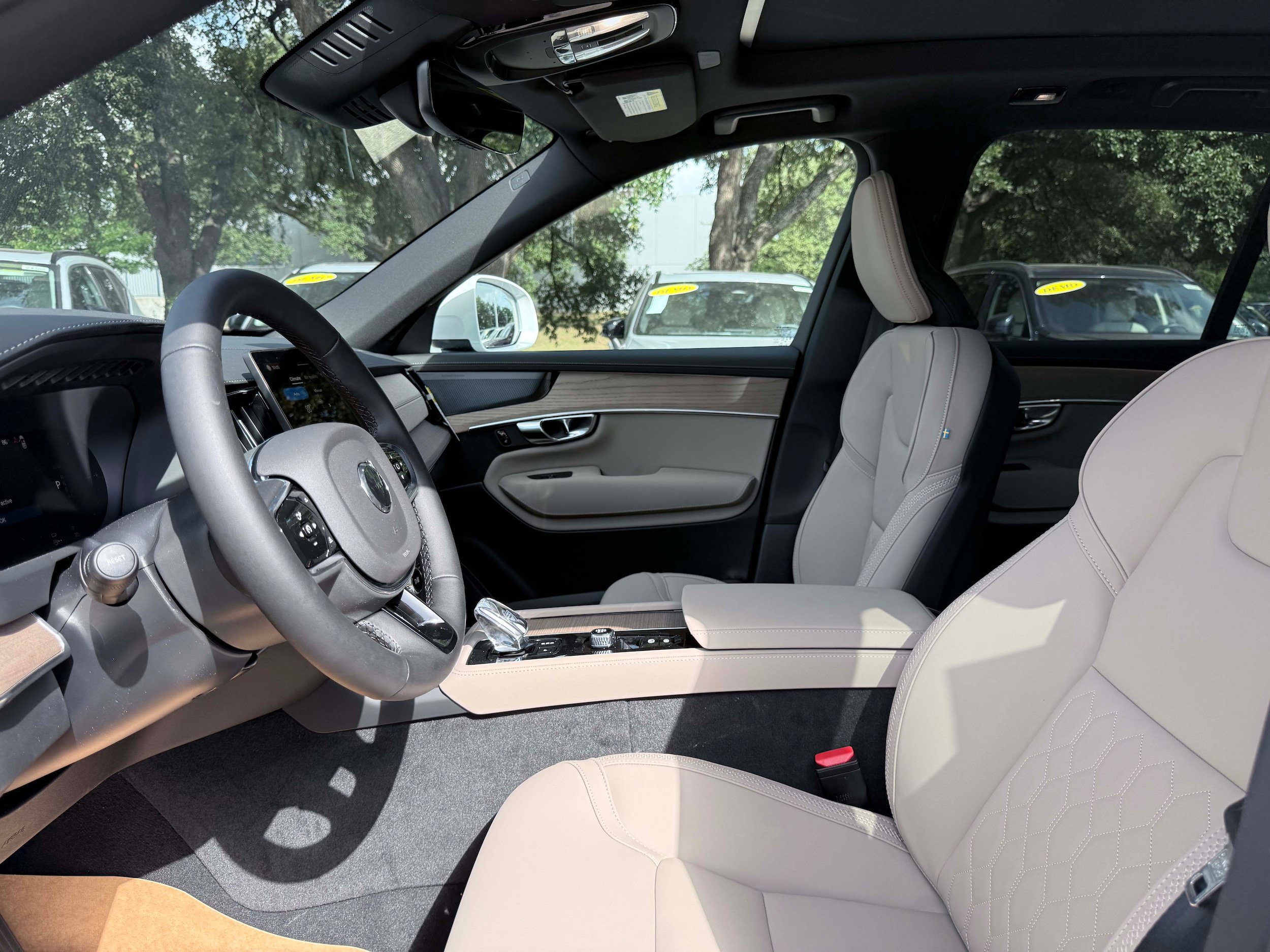 New 2026 Volvo XC90 T8 Plus w/ Protection Package Premier AWD/4WD image 12