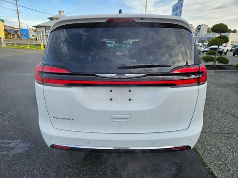 Used 2024 Chrysler Pacifica Touring-L image 4