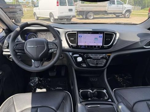 Used 2025 Chrysler Pacifica Limited FWD image 19